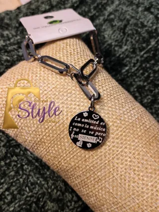 Pulsera con dije La amistad es como la música