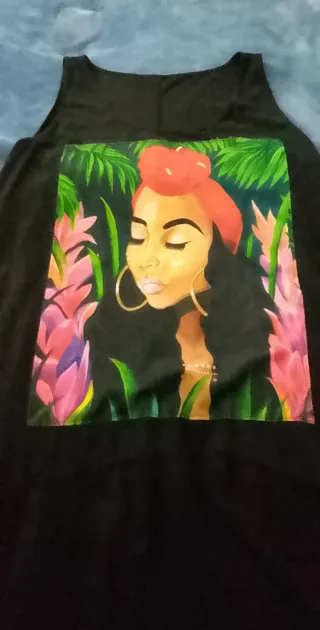 Vestido negro con estampado tropical.