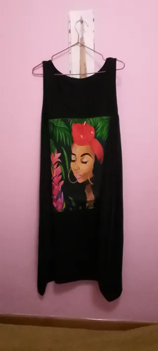Vestido negro con estampado tropical.