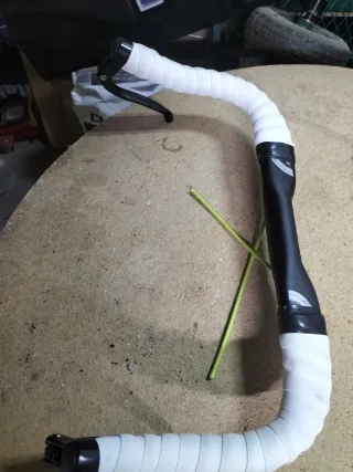 Manillar de bicicleta blanco y negro