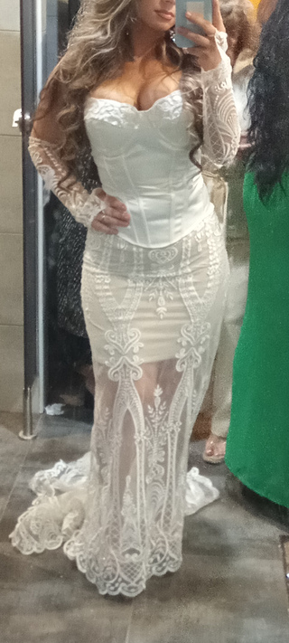 Corsé de raso y falda de encaje blanco con mangas 