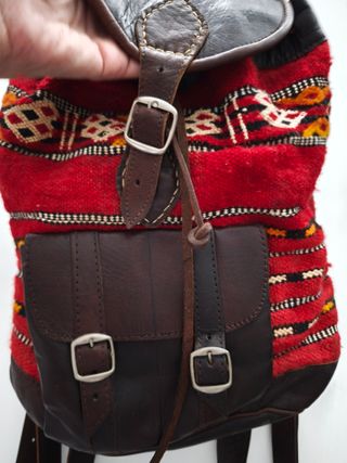 Mochila de cuero y tela étnica