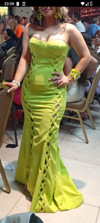 Vestido de fiesta verde con detalles cruzados