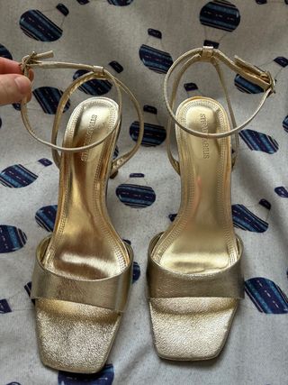 Sandalias Stradivarius doradas
