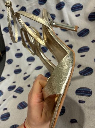 Sandalias Stradivarius doradas