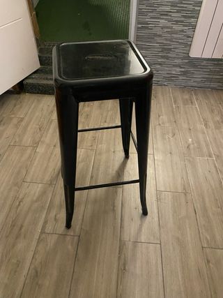 Taburete alto de hierro negro