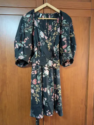 Vestido corto floral negro y rosa