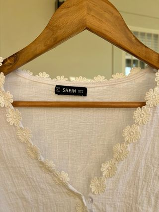 Blusa crop blanca detalle flores