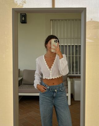 Blusa crop blanca detalle flores