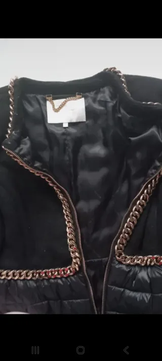 Giubbotto nero con zip dorata