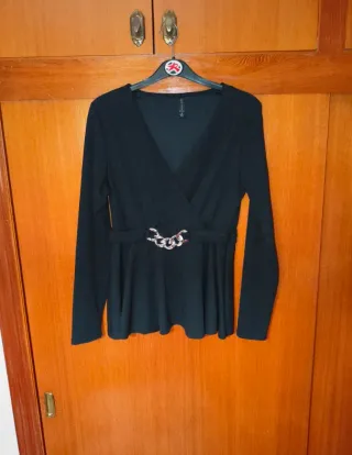 Blusa negra con cinturón de cadena