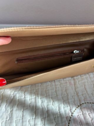Bolso de mano dorado con perlas
