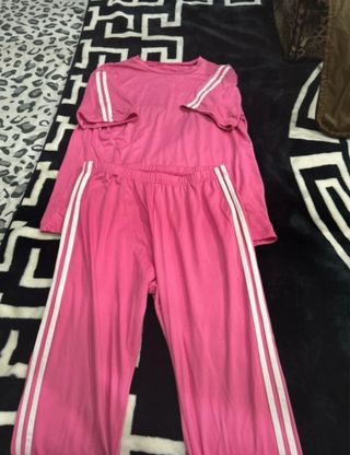 Conjunto deportivo rosa con rayas blancas