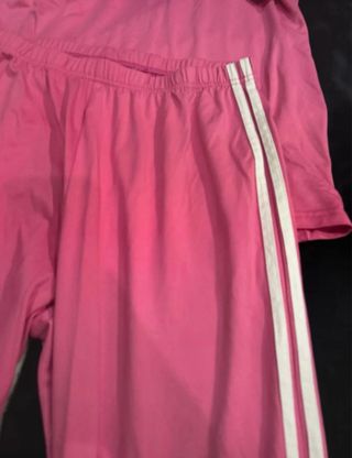 Conjunto deportivo rosa con rayas blancas