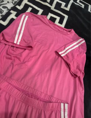 Conjunto deportivo rosa con rayas blancas