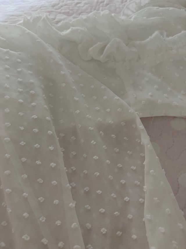 Top blanco con volantes y manga larga