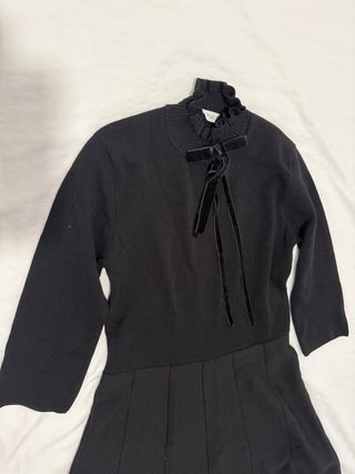 Vestido negro con lazo y cuello volante