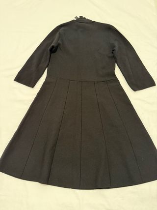 Vestido negro con lazo y cuello volante