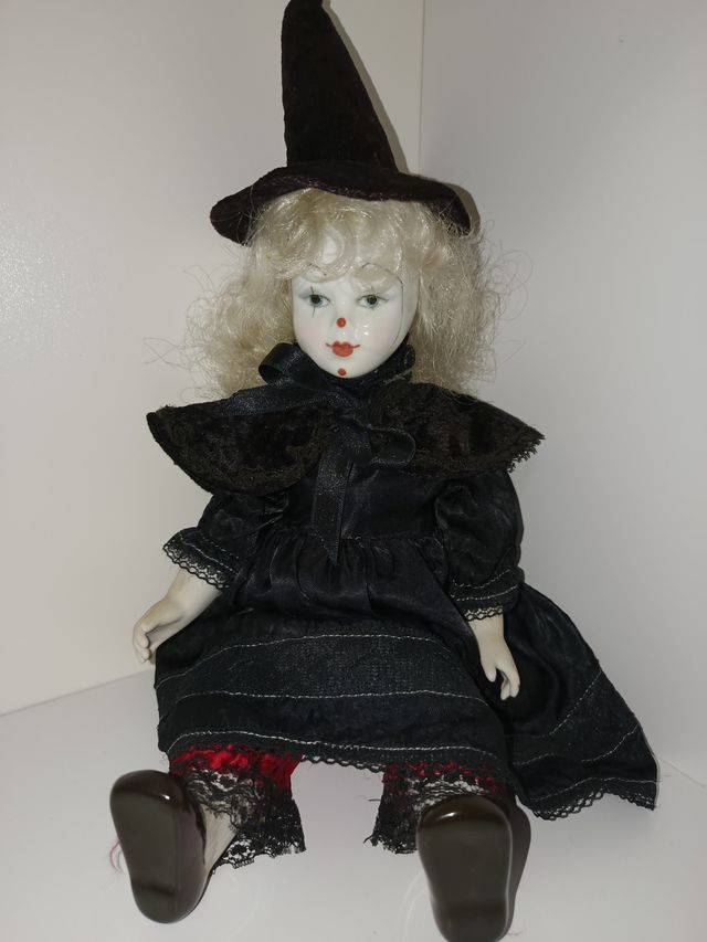 Bambola strega in porcellana