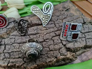 Lote de anillos plateados y rojos