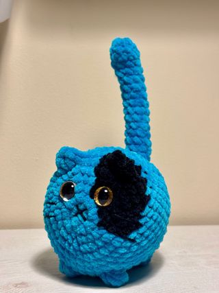 Peluche gato azul con manchas negras