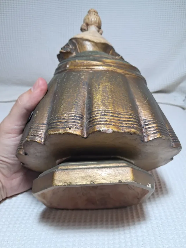 Figura classica in ceramica stile ragazza