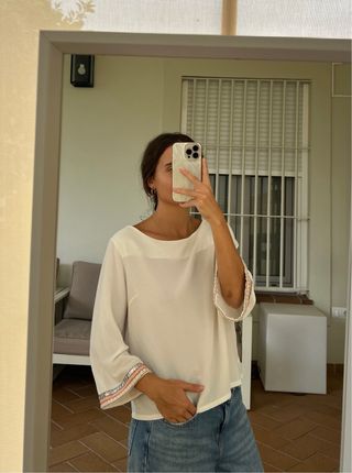 Blusa blanca con detalle en manga