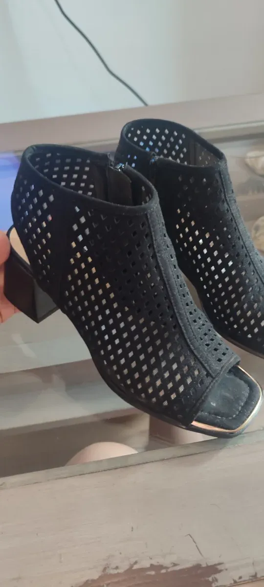 Botines negros de malla con tacón