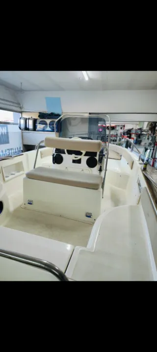 Embarcación Marinello con motor fueraborda 115 evi