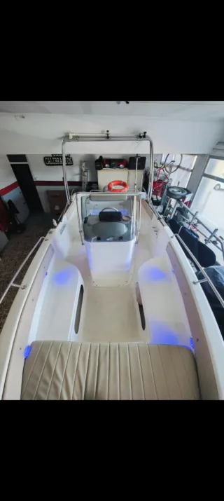 Embarcación Marinello con motor fueraborda 115 evi