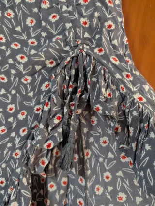 Falda midi estampada gris y roja con volante