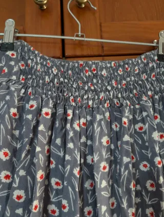 Falda midi estampada gris y roja con volante