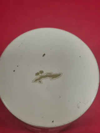 Caja metálica decorada con sellos