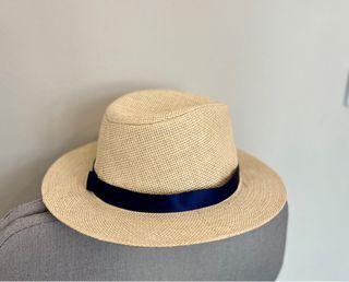 Sombrero beige con cinta azul marino
