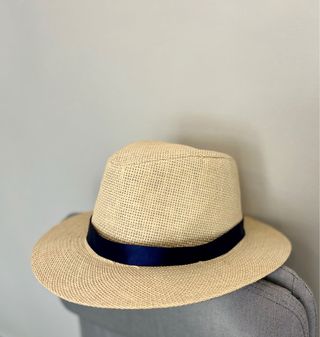 Sombrero beige con cinta azul marino