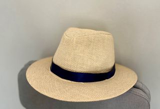 Sombrero beige con cinta azul marino