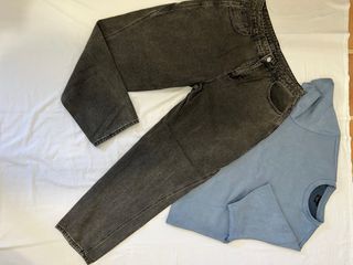 Jeans grises y camiseta azul