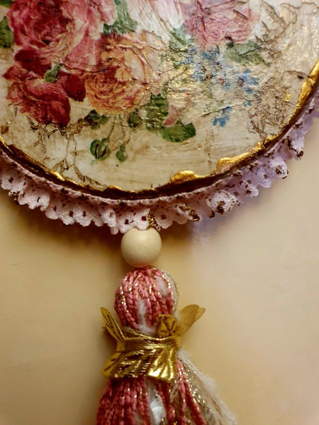 Colgante redondo con borlón dorado y rosa