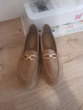 Zapatos Zara Marrones con Detalle Dorado