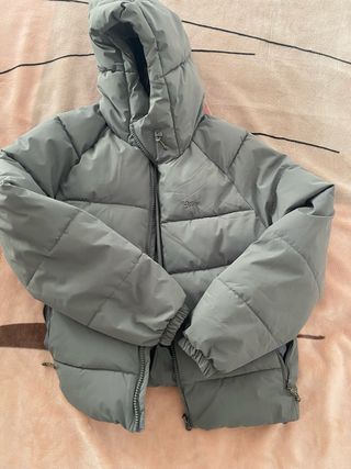 Chaquetón acolchado gris con capucha