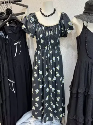 Vestido floral negro manga corta