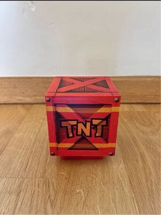 Caja TNT y figura Uka Uka