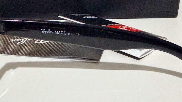 Collezione Ray-Ban Wayfarer Tech in fibra di carbonio