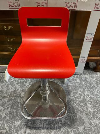 Silla de bar roja y plateada