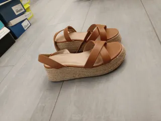 Sandalias cuña marrón