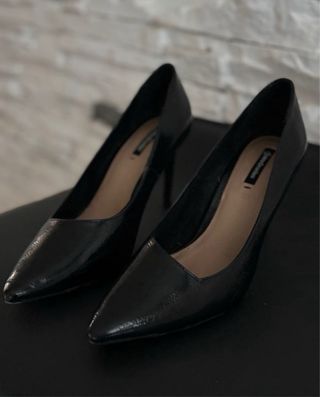 Zapato salón tacón asimétrico negro