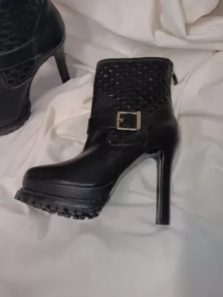 Botines negros acolchados con hebilla