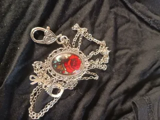 Broche con cadena para llevar el abanico colgado