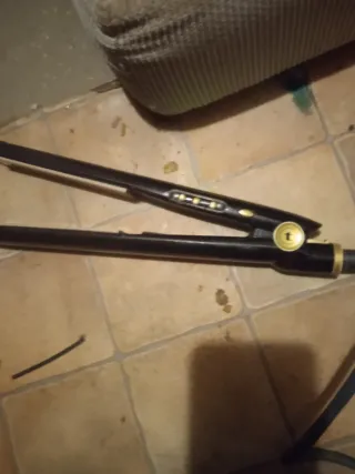Plancha de pelo T negra y dorada