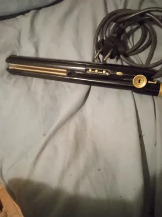 Plancha de pelo T negra y dorada
